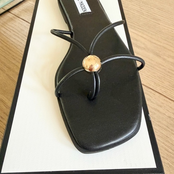 Steve Madden Black Addisyn Strappy Flat Thong Sandals & Gold Accent Size 8 NEW - Picture 3 of 7